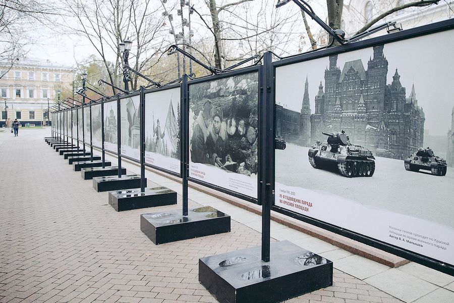 В Москве в честь годовщины военного парада 1941 года открылась фотовыставка